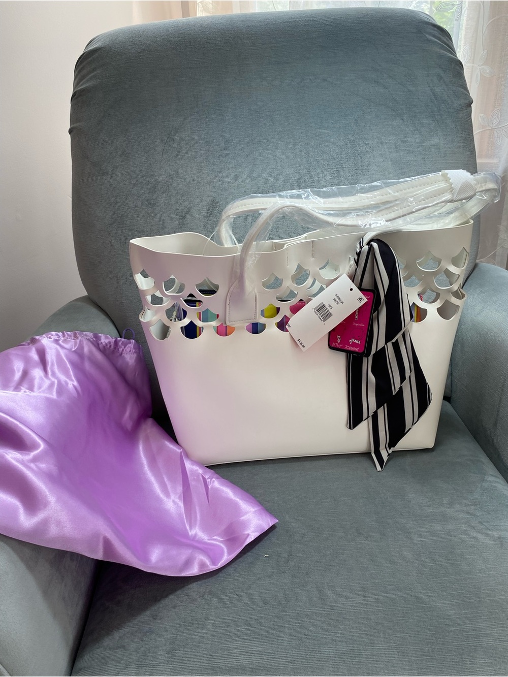 Betsey Johnson RARE White Cutout Tote NWT with removable colorful clutch & scarf - Picture 3 of 17